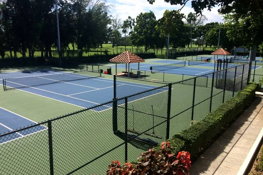 Experienced Fence Contractor building low maintenance vinyl privacy fence